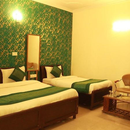 Hotel Smart Plaza New Delhi Exterior photo
