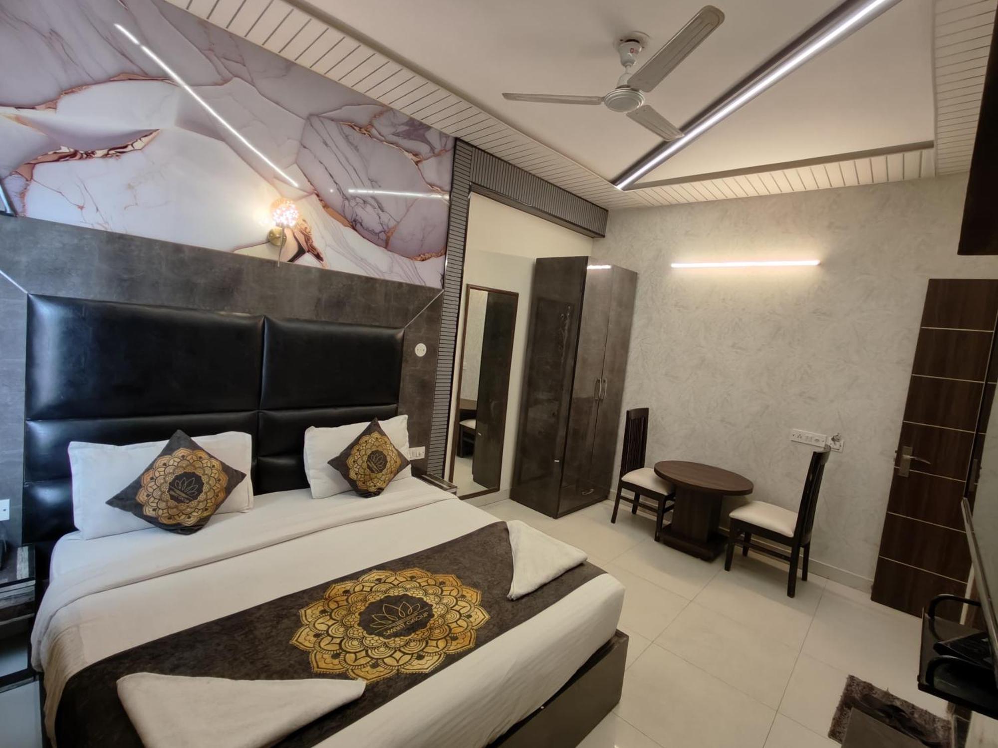 Hotel Smart Plaza New Delhi Exterior photo