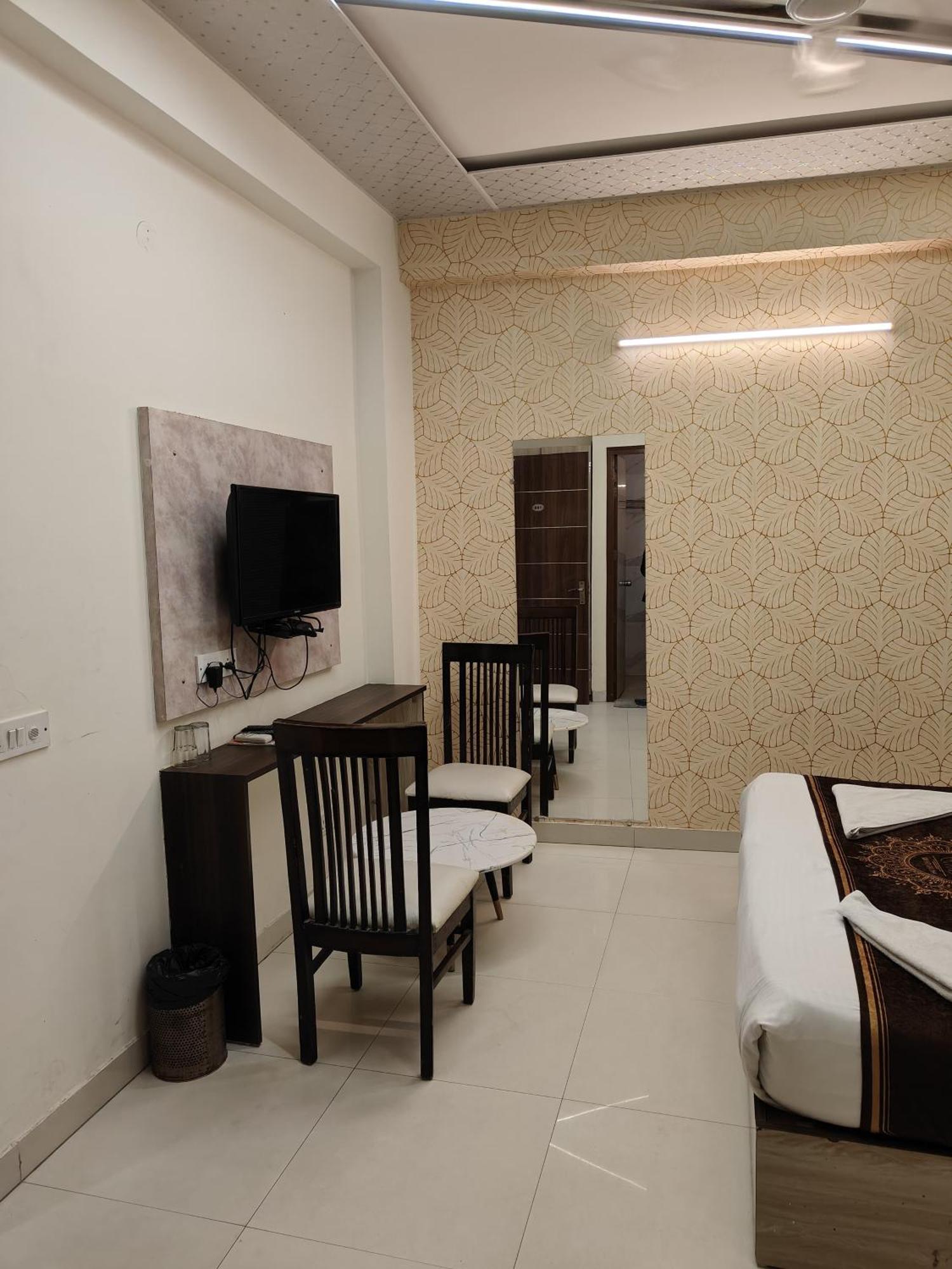 Hotel Smart Plaza New Delhi Exterior photo