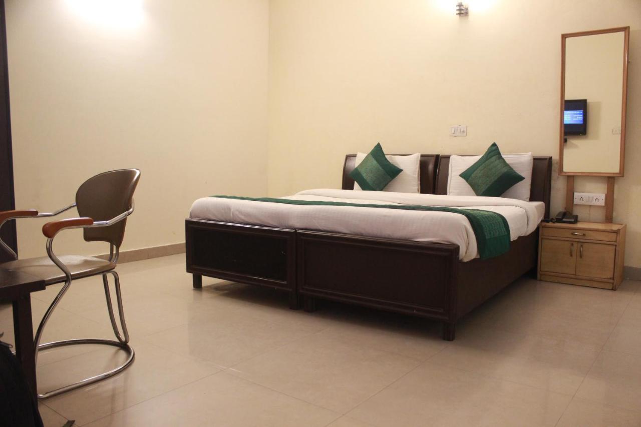 Hotel Smart Plaza New Delhi Exterior photo