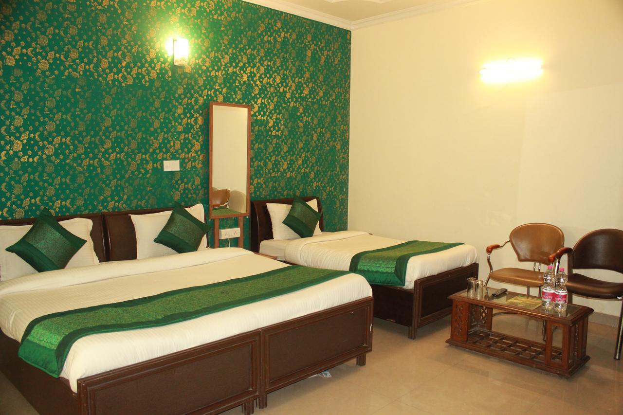 Hotel Smart Plaza New Delhi Exterior photo