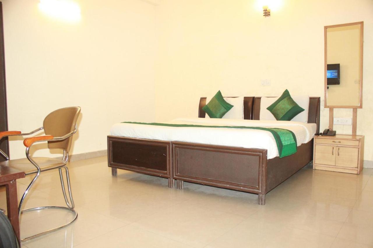 Hotel Smart Plaza New Delhi Exterior photo