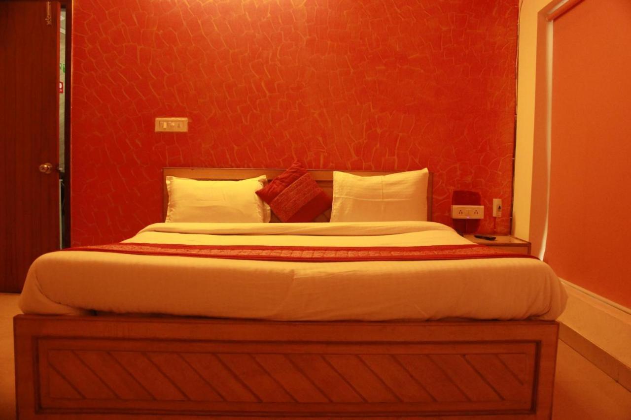 Hotel Smart Plaza New Delhi Exterior photo