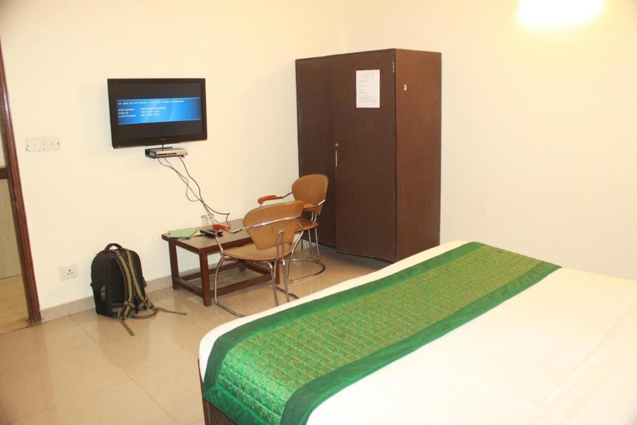 Hotel Smart Plaza New Delhi Exterior photo
