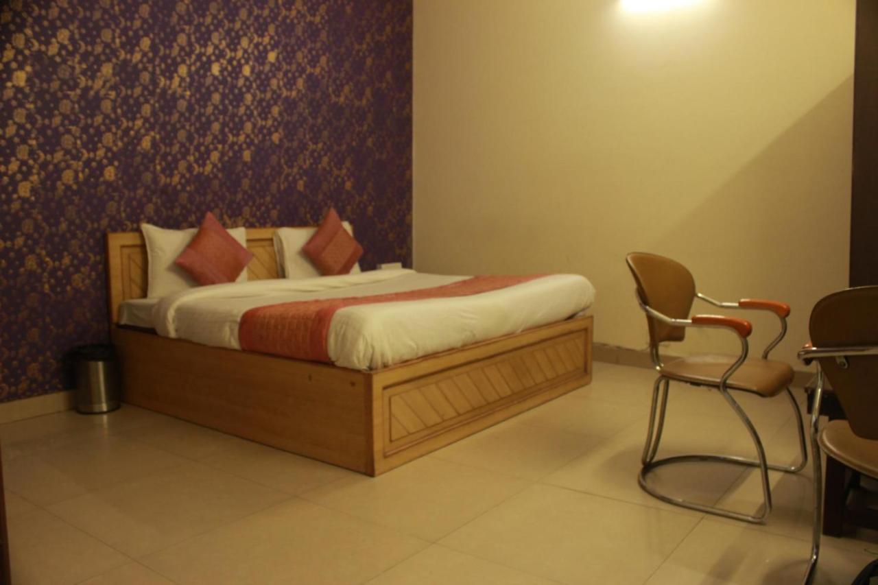 Hotel Smart Plaza New Delhi Exterior photo