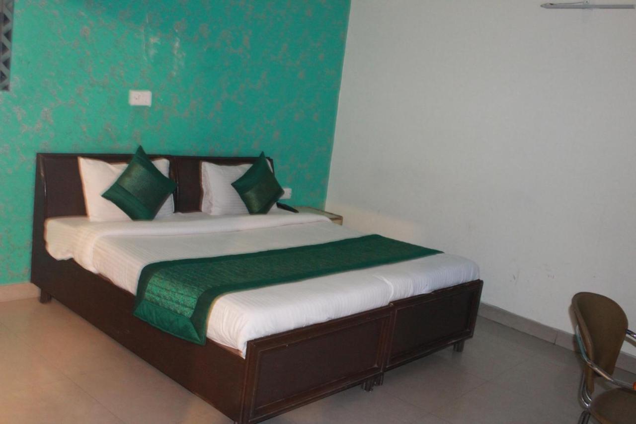 Hotel Smart Plaza New Delhi Exterior photo