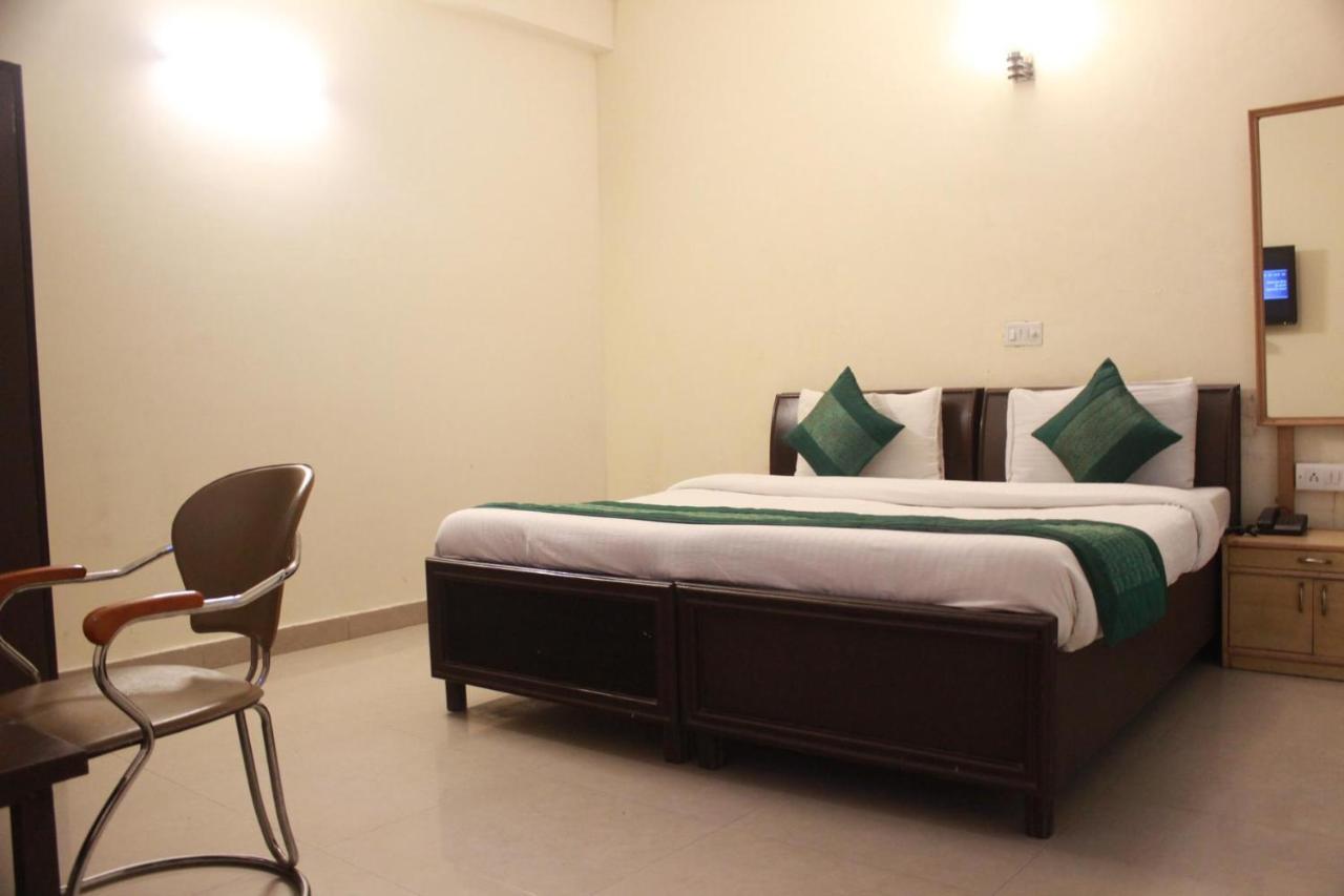 Hotel Smart Plaza New Delhi Exterior photo