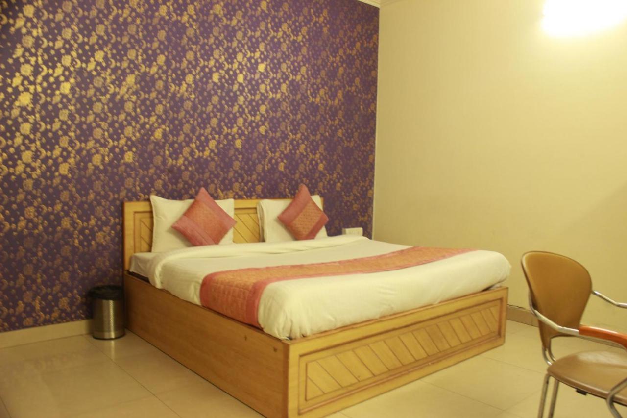 Hotel Smart Plaza New Delhi Exterior photo
