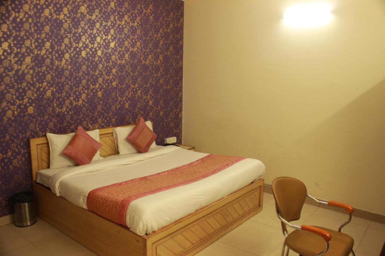 Hotel Smart Plaza New Delhi Exterior photo